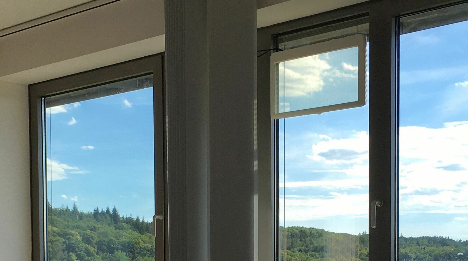 Průhledná anténa Waveattoch instalovaná v kancelářeské budově