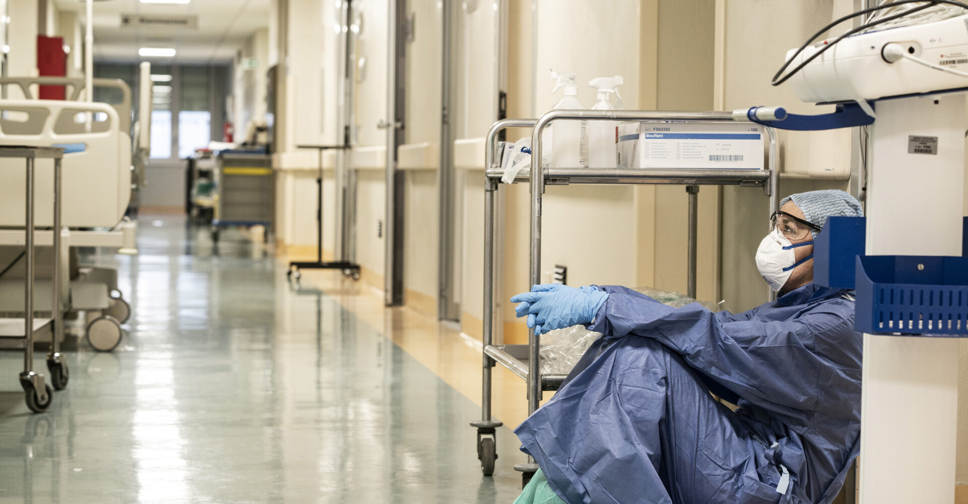 Vyčerpaný zdravotník v italském Pesaru během jarní vlny v březnu 2020