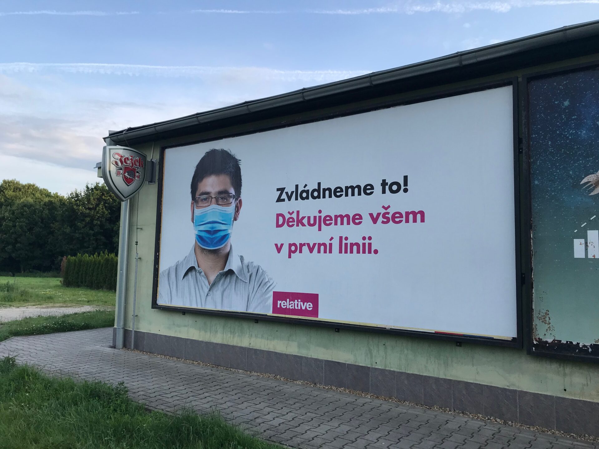 Celkový pohled na billboard poděkování lidem v první linii při krizi COVID 19 na ulici M. Majerové v Třebíči, okr. Třebíč.